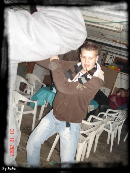 Val en mode Tecktonik !!       nEw An